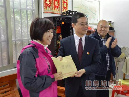 陈宇莹向环卫工人代表送上节日礼品