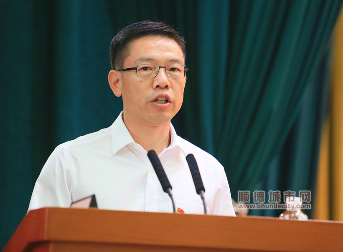 龙江镇党委书记何春云