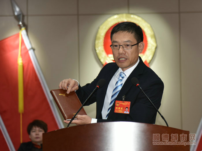 何春云当"模特",展示村改马甲,公文包,笔记本