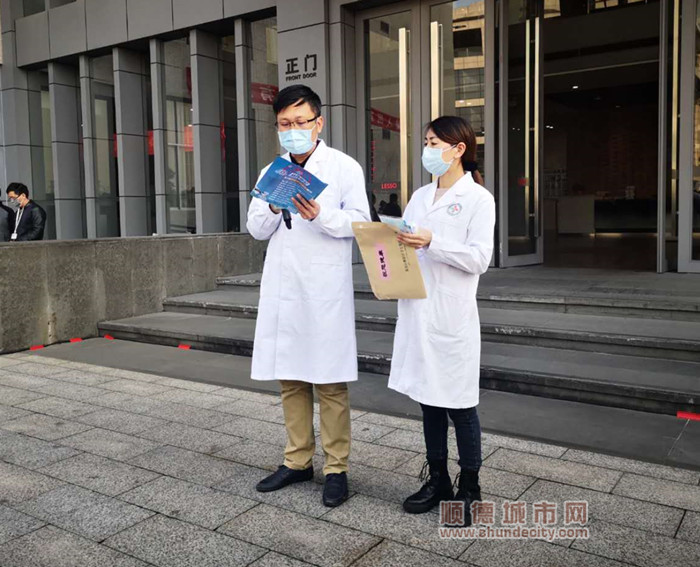 顺德区疾控中心工作人员向在场员工解读如何做好个人防控工作
