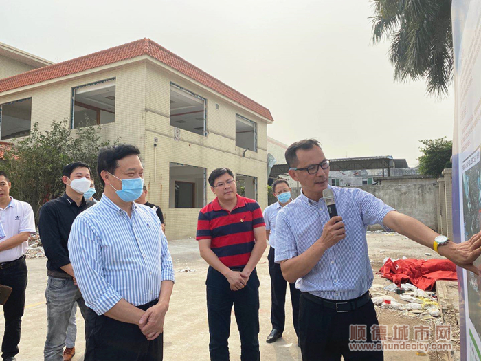 北滘镇党委书记张新杰向调研人员详细介绍西海二支工业区.