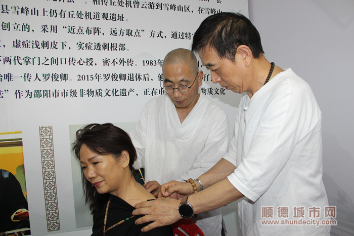 市民正在体验针灸疗法"独龙针".