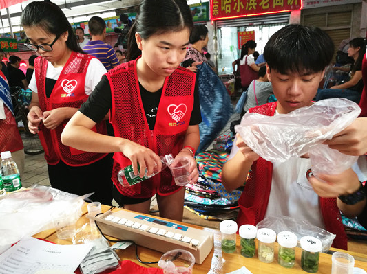 大良:你吃的菜安全吗?学生来“查”了