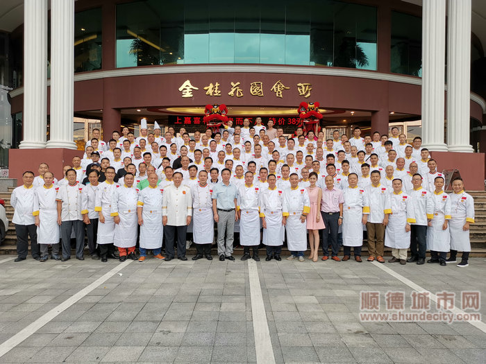协会成员及领导嘉宾在酒楼前合影.jpg