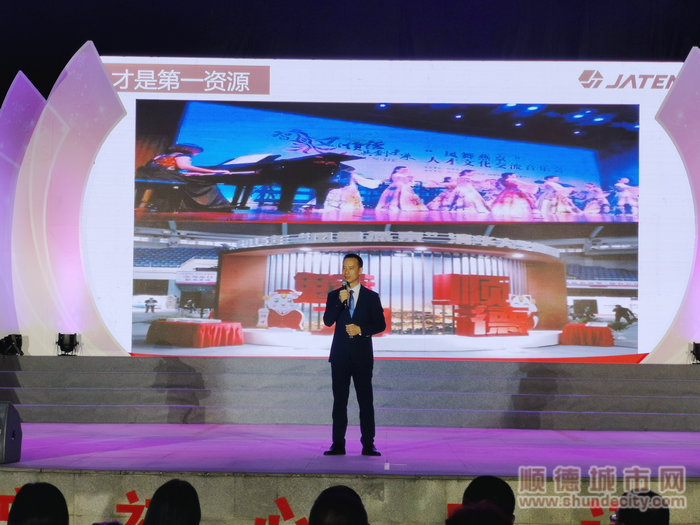 另一名宣讲成员陈洪波宣讲《坚持就是胜利—我和祖国共成长》_副本.jpg