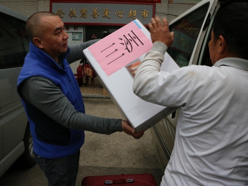 困难人口生活物资发放_人口老龄化图片(3)