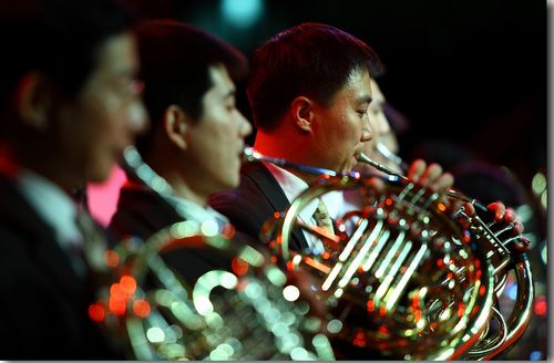 因此我们缺少像《青年交响乐队指南》,《威风堂堂进行曲》,《星条旗