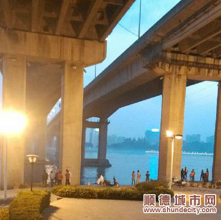 停车跳河，男子傍晚魂断容奇大桥