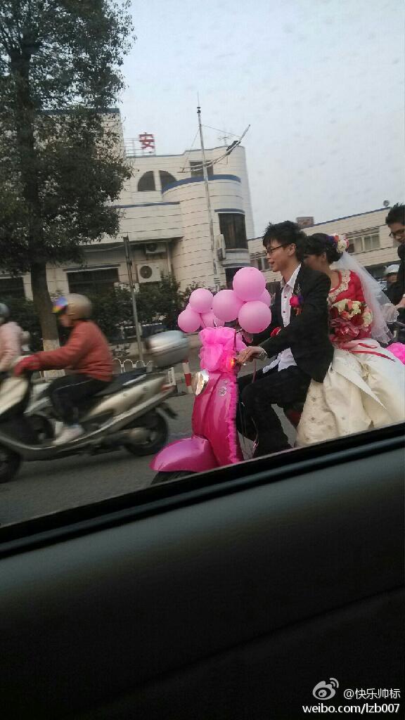 摩托接新娘
