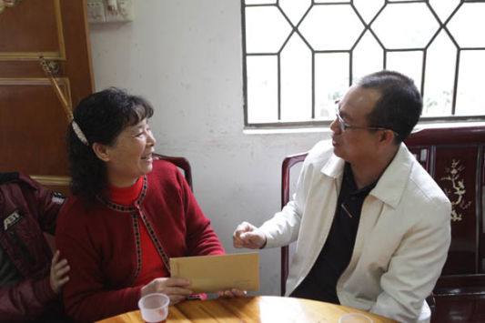 东风：唐天培委员率队慰问“顺德好人”梁苏妹