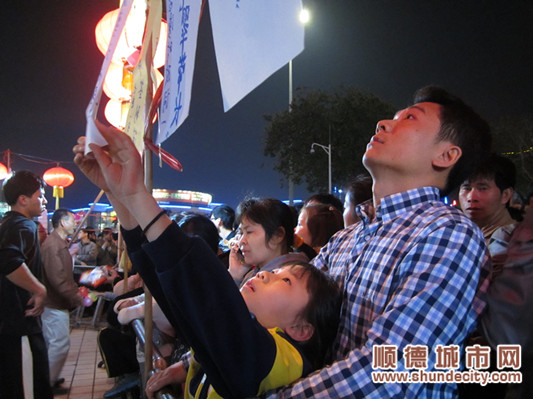 猜灯谜闹元宵　市民连中十个灯谜