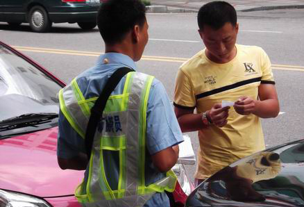 路边停车收费，市民希望准确算时间