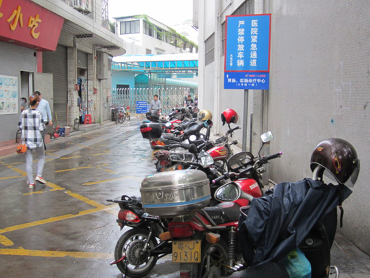 惊，摩托车占了医院应急“生命线”