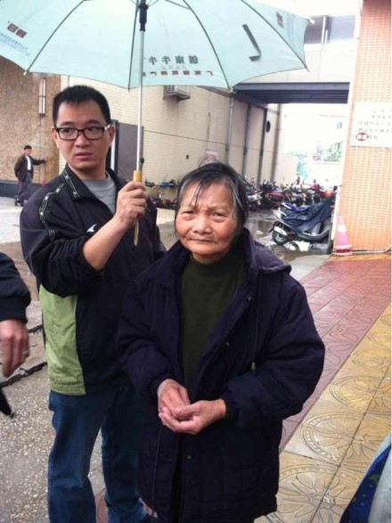 帮走失阿婆回家