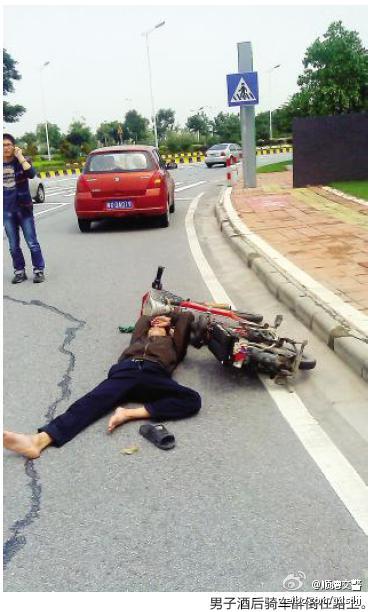 男子酒后骑车，摔倒后竟在路上睡着