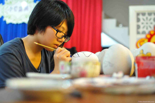 巧手绘彩蛋，爱心献雅安