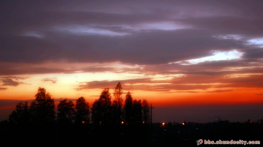 水影夕阳微