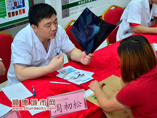 北滘医院义诊团为群众问诊，好！
