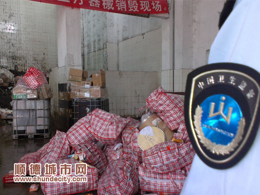 依法收缴“三品一械”，百姓可吃放心药