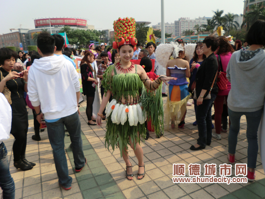 龙江：蔬菜DIY服装，尽显龙江女性魅力