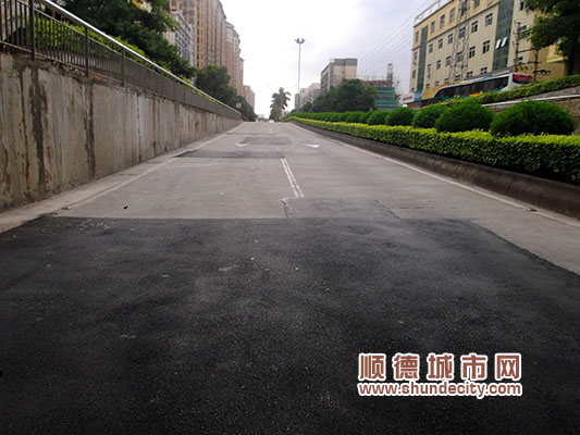 路面坑洞一天填平，网友心情美滋滋