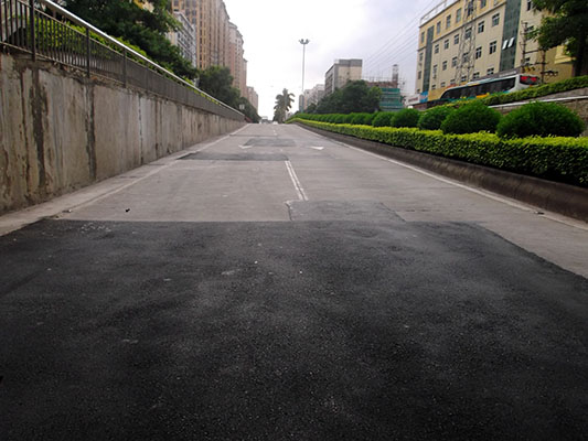 路面坑洞一天填平，网友心情美滋滋