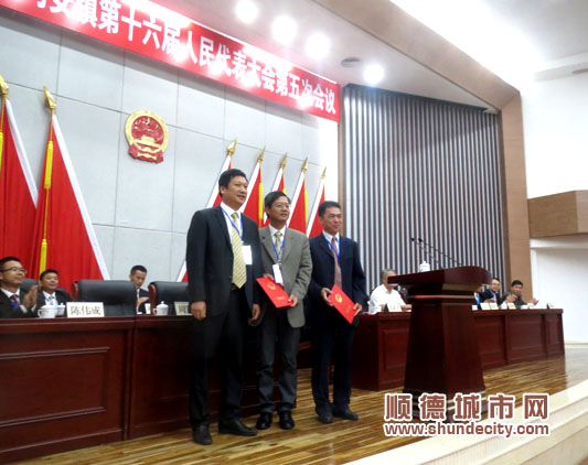 均安镇镇长周贤林(左一)为两位副镇长颁授证书