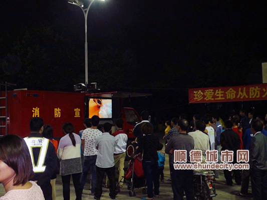 消防车载电影进农村，大妈们忘记跳舞