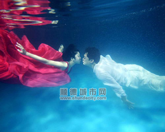 年轻人婚拍玩新意，水下婚纱照悄流行