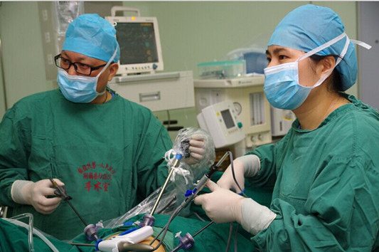 医院首次成功完成腹腔镜下全子宫切除术