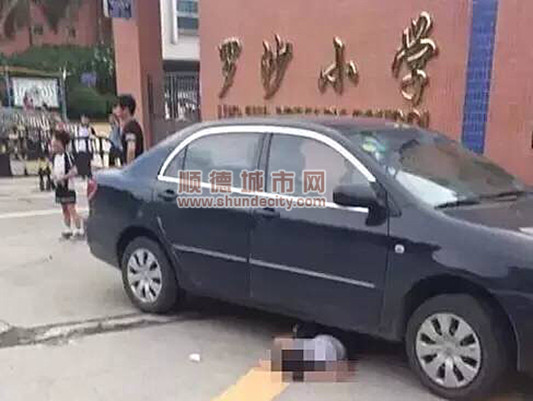 悲！小学生惨遭女司机倒车撞到受伤……