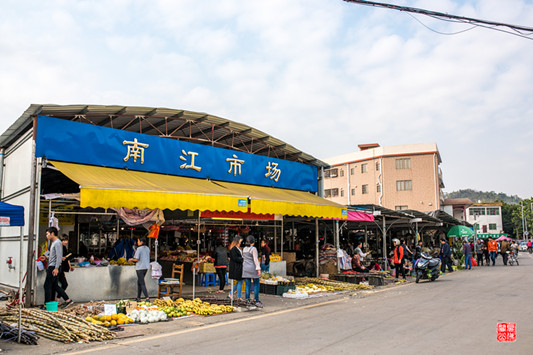 南江：从一条占道经营小道窥见的乡变
