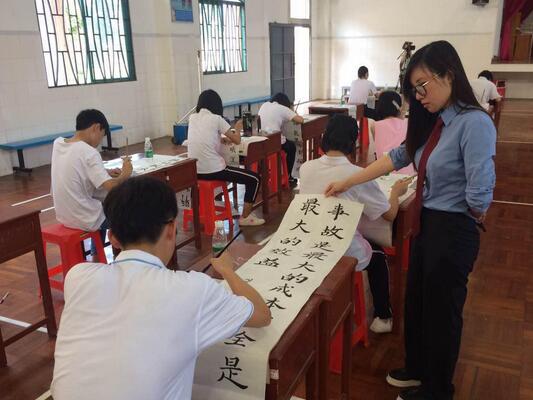 伦教中小学生即席挥毫，写上安全第一笔！