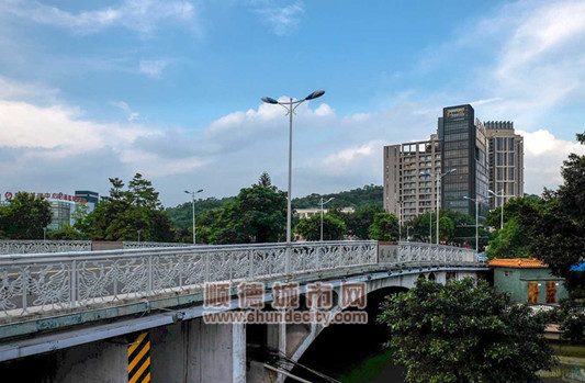 维修期间,凤山桥实行单边封闭(顺德城市网网友"sd自由鸟"摄)