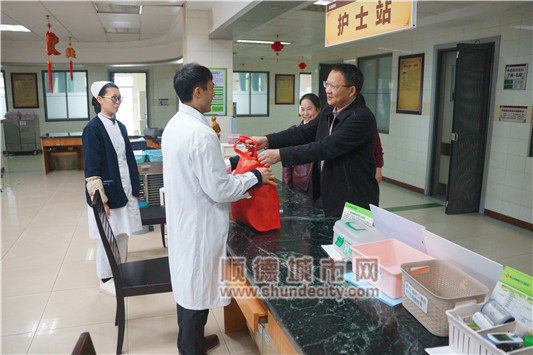  北滘医院组织慰问坚守一线的医务人员