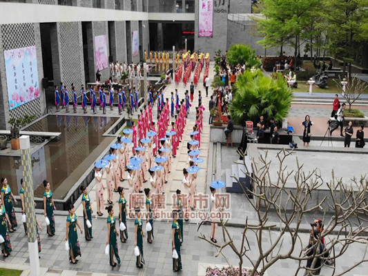 谁说女人三十不学艺？她们“靓爆镜”了