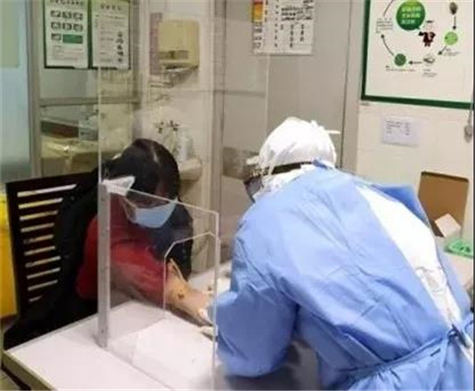 自制抽血防护屏，为疫情防控增添一道屏障