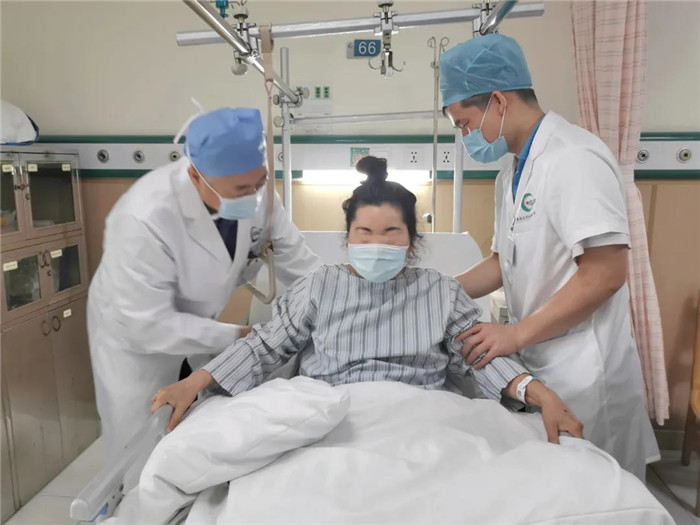“我的腿可以动了！还能感觉到腿热了！”