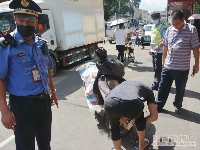 违停、霸车位？伦教城管联合交警共整治