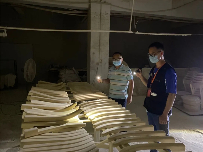 落实错峰强执法！乐从夜间突检家具企业
