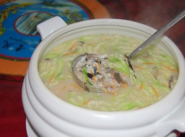 七彩鱼茸羹，正宗色香味俱全，还曾招待过江泽民