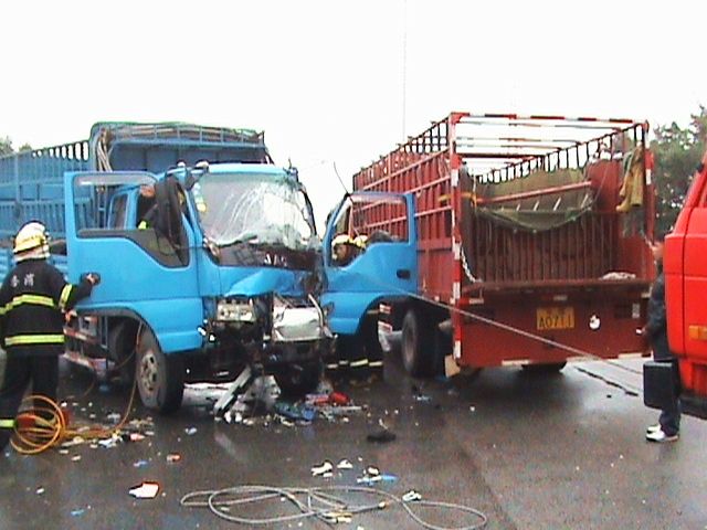 重型货车追尾运鱼车，致货车司机被困