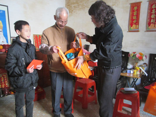 孩子别怕，冬天里有我们给你的温暖
