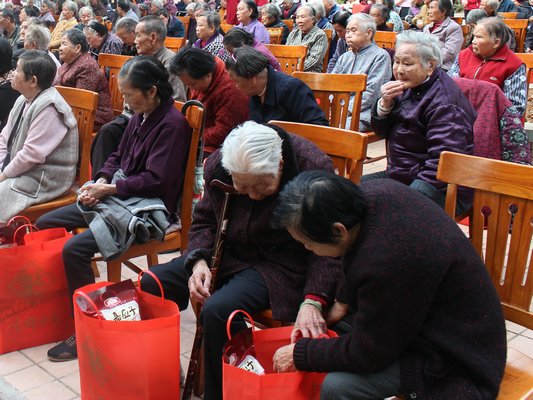 春节将至，200多名长者享受冬日暖阳
