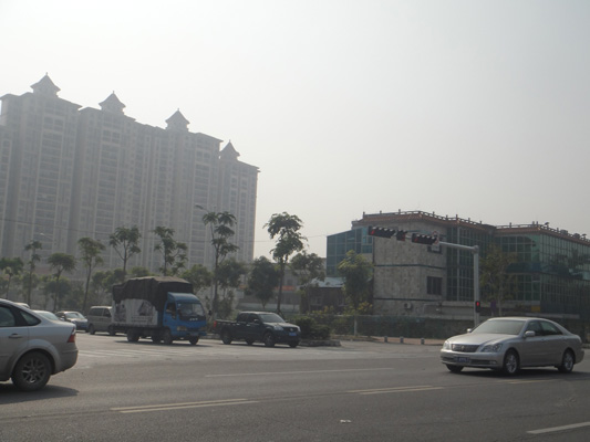 路口红绿灯装起来了，乐从市民齐称赞
