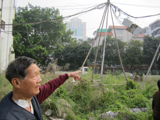 巷外管线掉落没人管，居民自己掏钱修理
