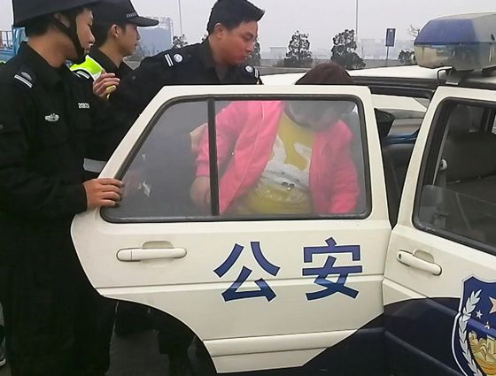 与父母闹矛盾，女子爬上新涌大桥欲轻生