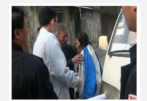 52岁阿姨跳河轻生，63岁阿伯“英雄救美”