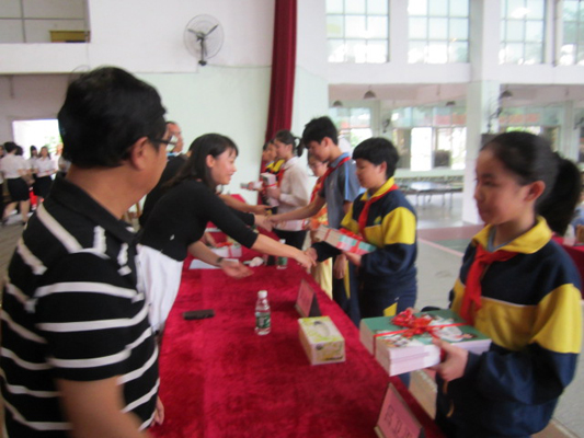 陈村：给小学生送上法律读本，全区首次