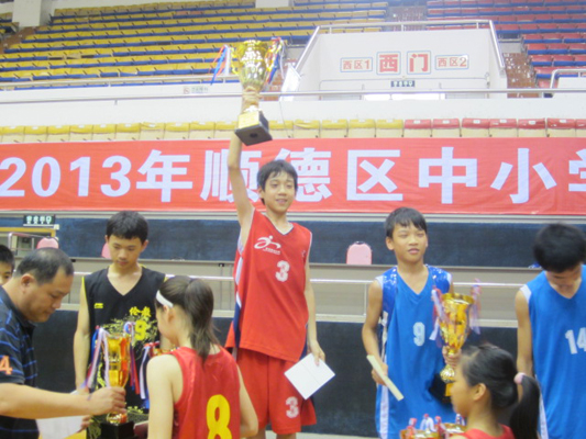 排排座，全区中小学生篮球赛昨日颁奖